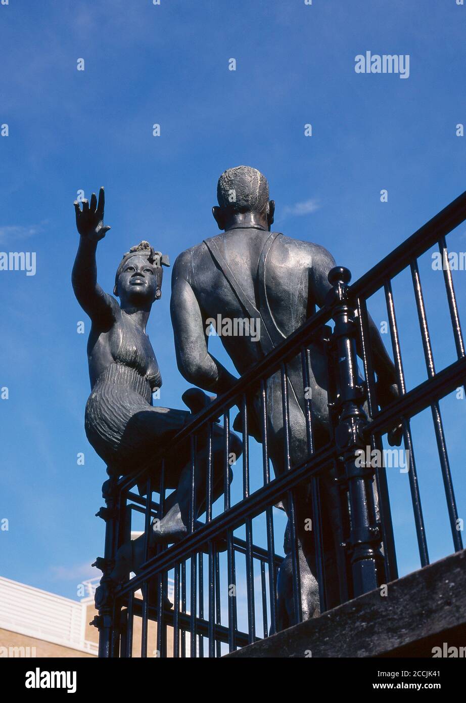 Statue « des gens comme nous », baie de Cardiff, pays de Galles, Royaume-Uni Banque D'Images