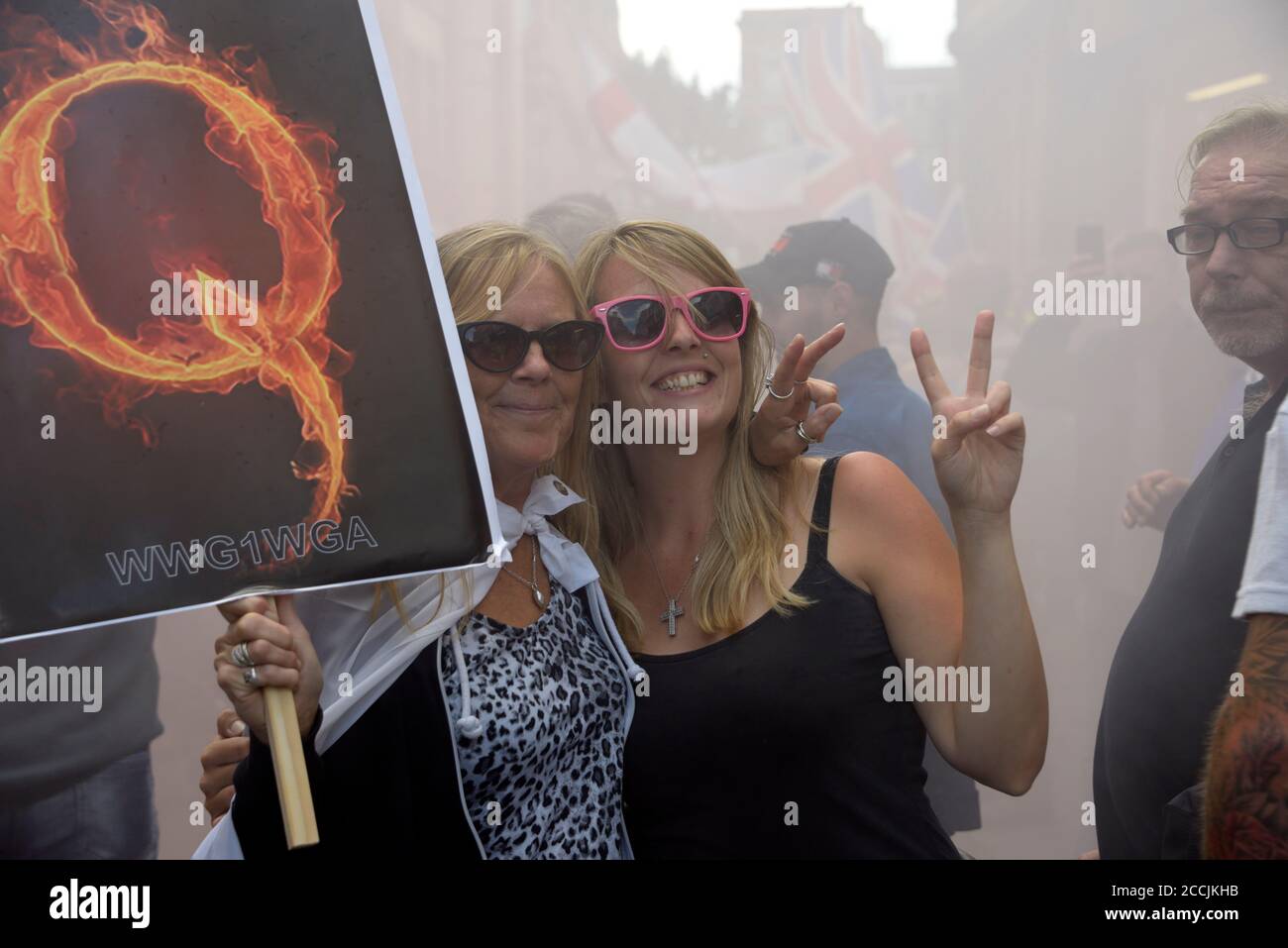 Deux femmes avec une affiche de feu Q, lors de la manifestation de l'aile droite, à Nottingham Banque D'Images