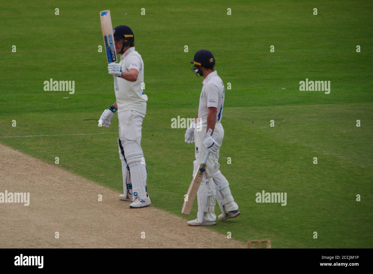 Chester le Street, Angleterre, le 23 août 2020. Le capitaine de Durham Ned Eckersley félicite le batteur Paul Coughlin d'avoir atteint 50 courses le deuxième jour de leur match contre Derbyshire au Riverside Ground. Le match a été joué à Chester le Street parce que le terrain de Derbyshire n'était pas disponible. Crédit : Colin Edwards/Alay Live News Banque D'Images