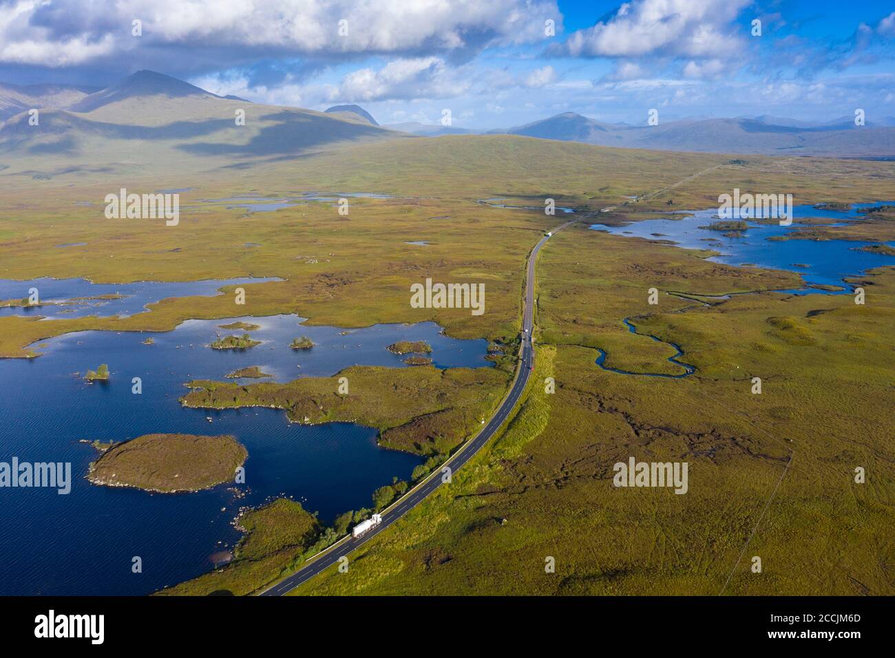 Vue aérienne de Lochan na h-Achlaise et route A82 traversant Rannoch Moor en été, Loch Ba en haut à droite, Écosse, Royaume-Uni Banque D'Images
