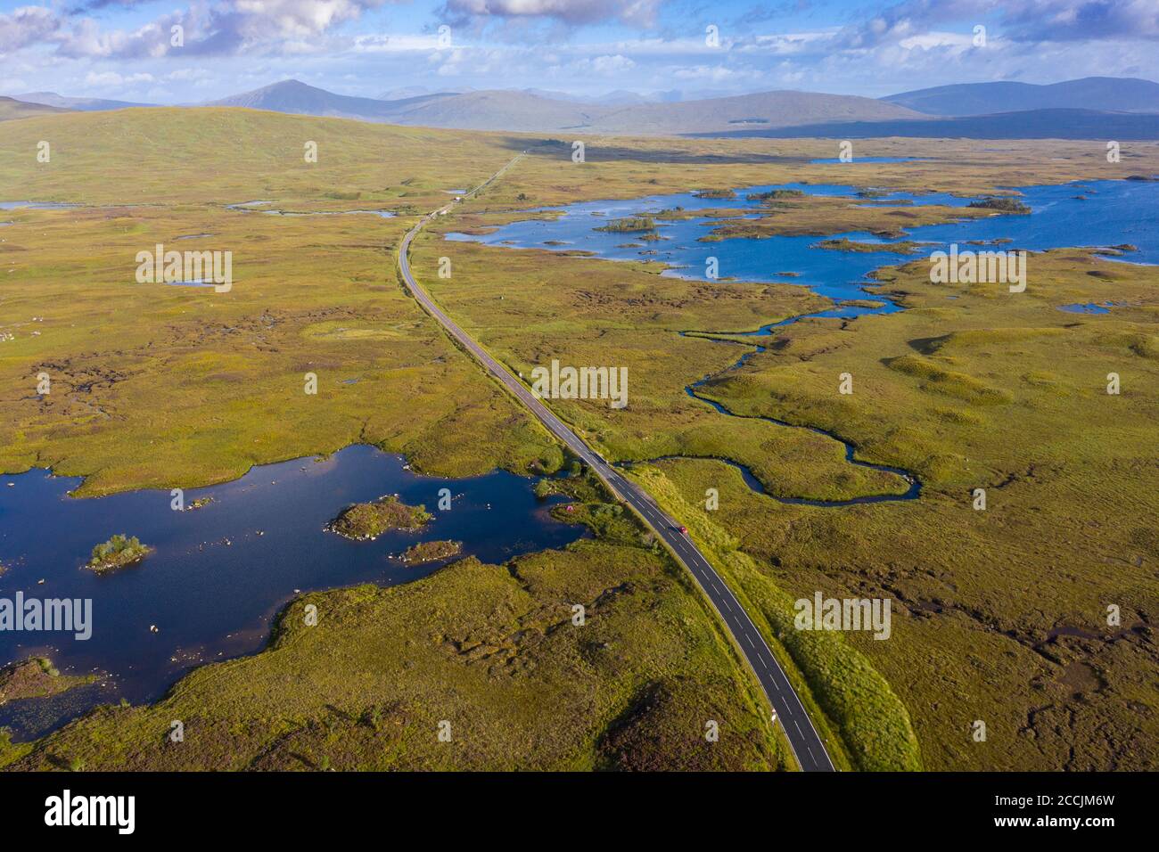 Vue aérienne de Lochan na h-Achlaise et route A82 traversant Rannoch Moor en été, Loch Ba en haut à droite, Écosse, Royaume-Uni Banque D'Images