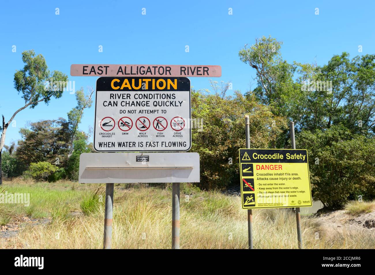 Signe de sécurité d'avertissement contre les crocodiles dans la rivière Alligator est, Terre d'Arnhem, territoire du Nord, territoire du Nord, territoire du Nord, Australie Banque D'Images