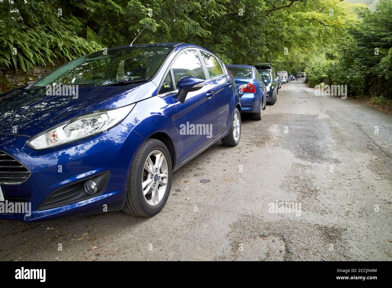 voitures garées dans la campagne par les randonneurs et les randonneurs de jour dans le district de coniston lake, cumbria, angleterre, royaume-uni Banque D'Images
