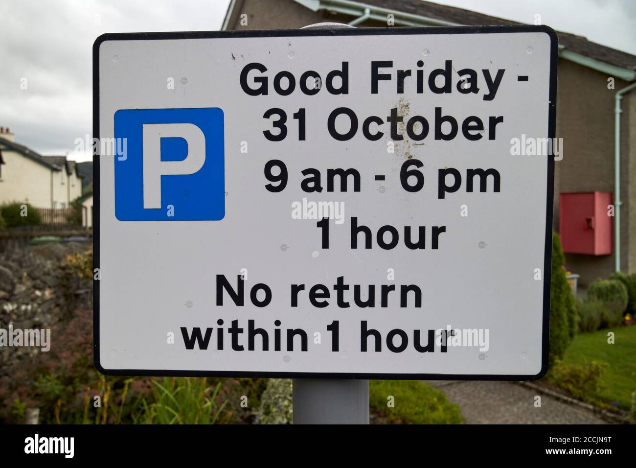 vendredi saint à hallloween restrictions de stationnement dans le village de coniston lake district, cumbria, angleterre, royaume-uni Banque D'Images