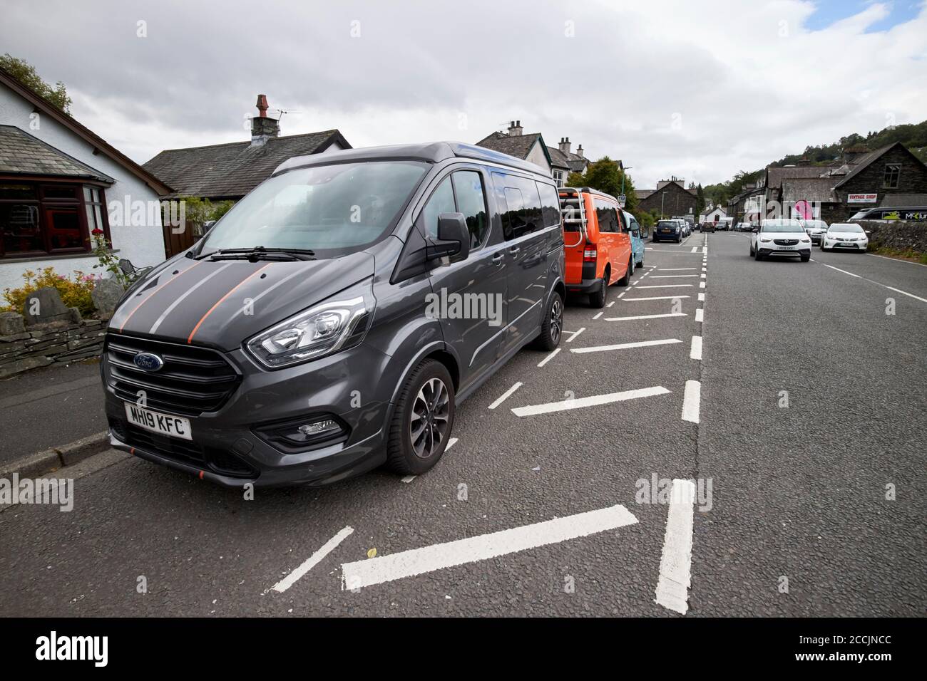 fourgonnettes de jour et campeurs garés sur le côté de la route dans le district de coniston lake, cumbria, angleterre, royaume-uni Banque D'Images