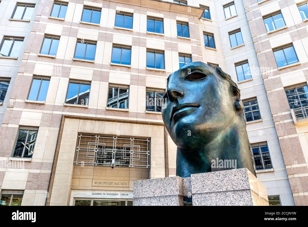 'Centurione I' (1987) par Igor Mitoraj, sculpture à Canary Wharf, Columbus Courtyard, Londres, Royaume-Uni Banque D'Images