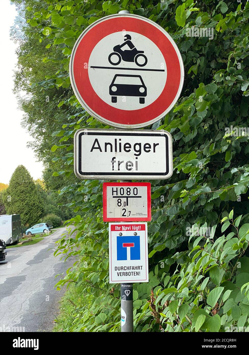 Votre appareil de navigation se trouve, signe à une impasse, route résidente, qu'un passage avec le véhicule n'est pas possible, même si certains Navis l'indiquent, à Banque D'Images