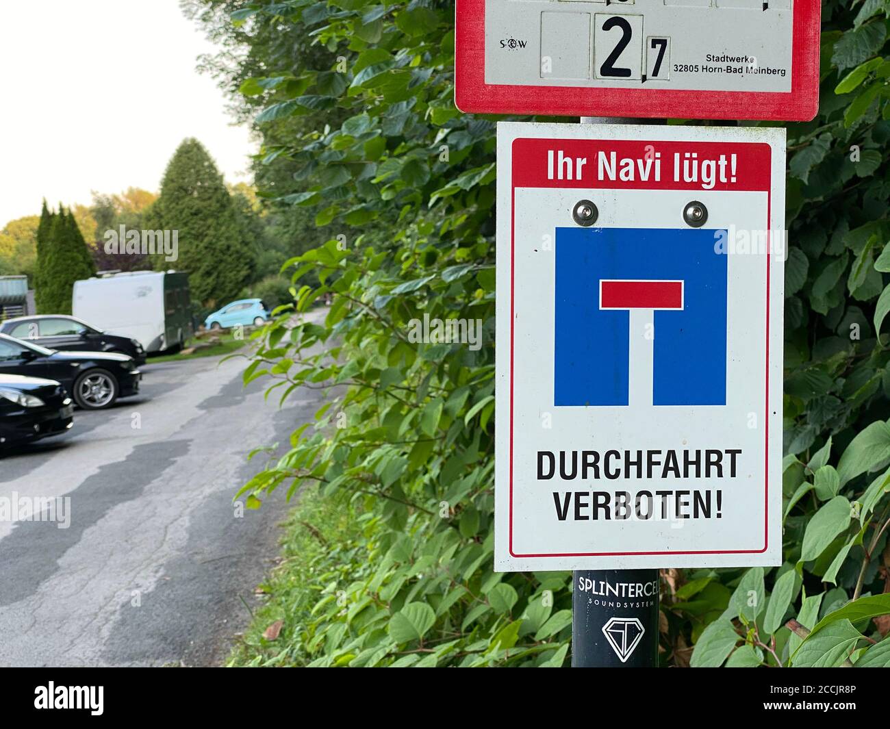 Votre appareil de navigation se trouve, signe à une impasse, route résidente, qu'un passage avec le véhicule n'est pas possible, même si certains Navis l'indiquent, à Banque D'Images