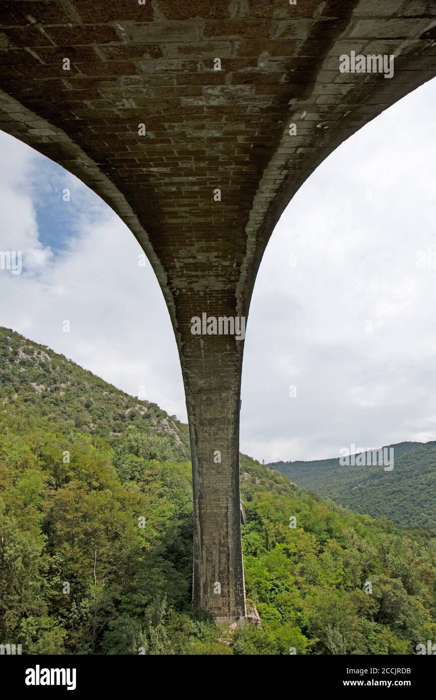 Le pont ferroviaire en pierre de Solkan, au-dessus de la rivière Soca, près de Nova Gorica en Slovénie. Banque D'Images