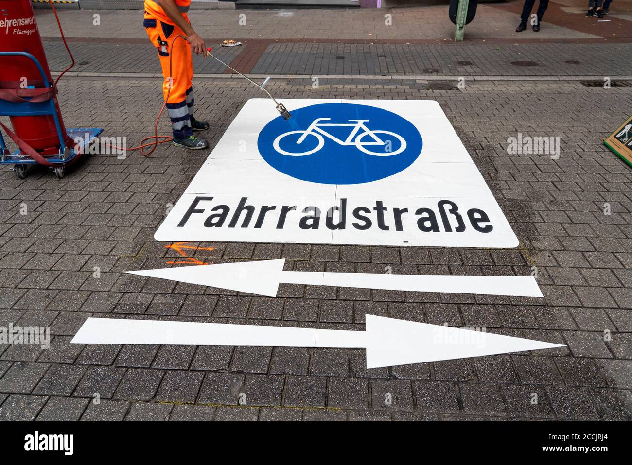 Application de marquages routiers, pour une piste cyclable, Rüttenscheider Strasse à Essen, dans le quartier commerçant et gastronomique les cyclistes ont raison Banque D'Images