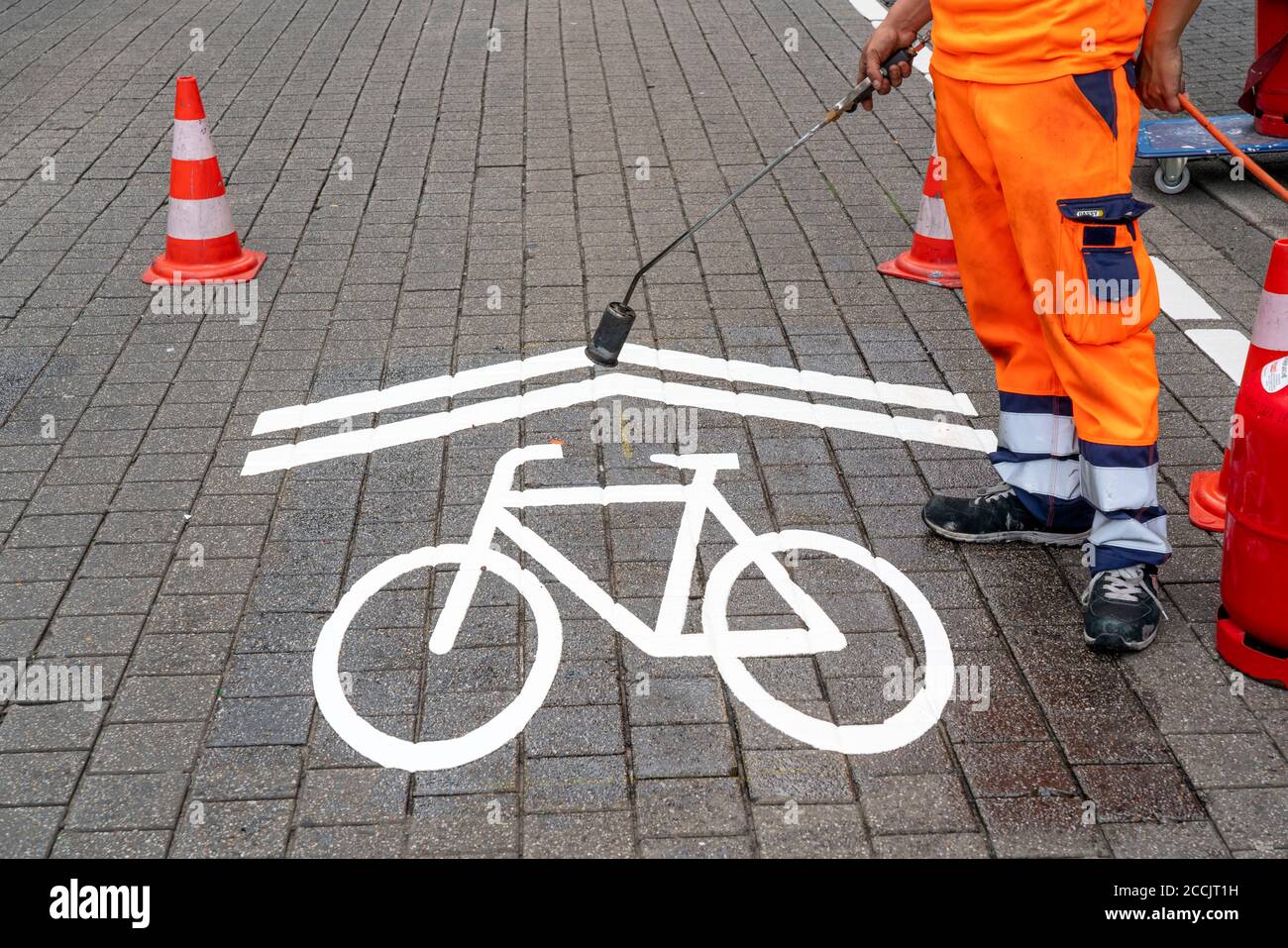 Application de marquages routiers, pour une piste cyclable, Rüttenscheider Strasse à Essen, dans le quartier commerçant et gastronomique les cyclistes ont raison Banque D'Images