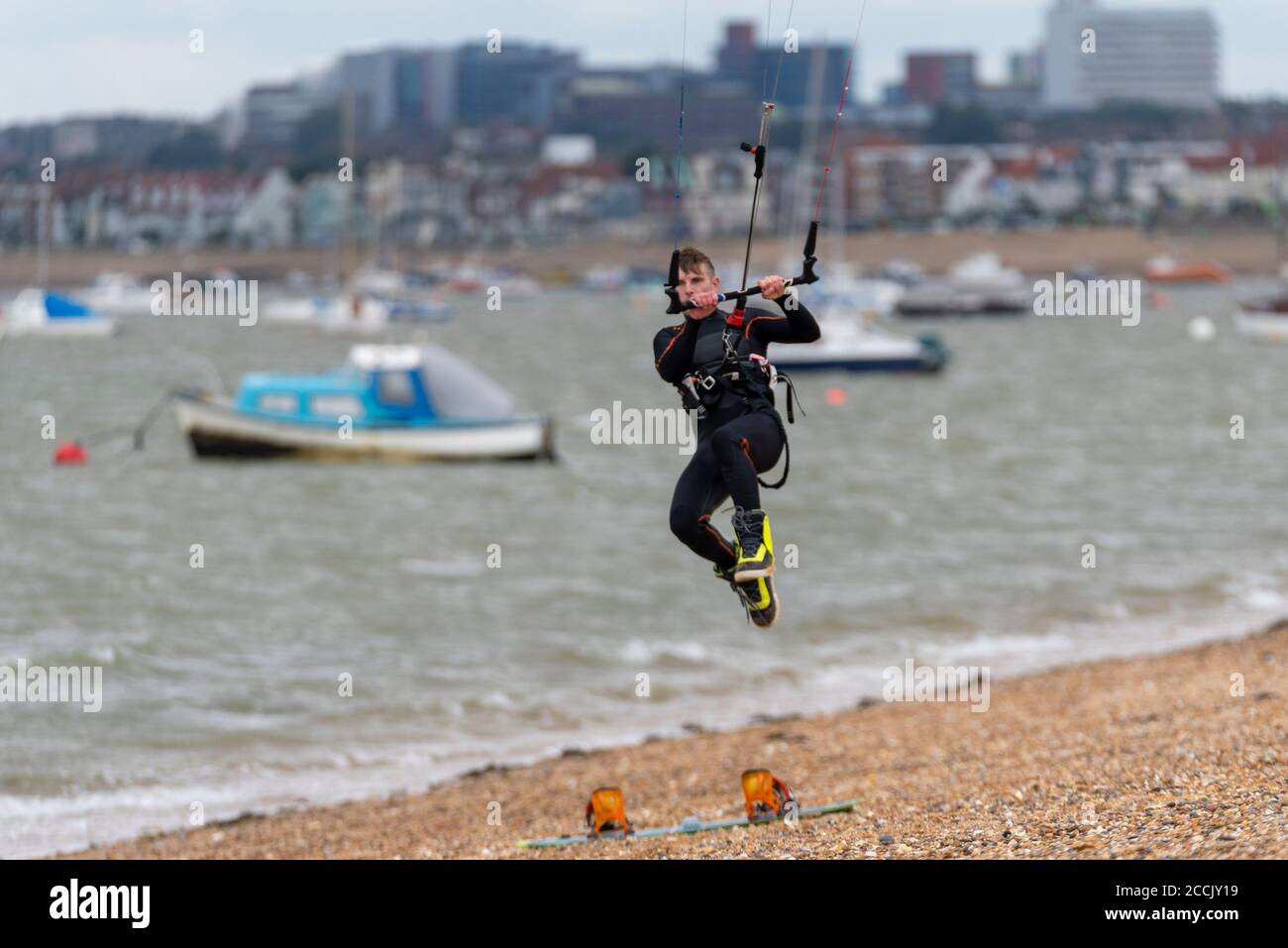 Southend on Sea, Essex, Royaume-Uni. 23 août 2020. Les surfeurs de cerf-volant ont utilisé les conditions de rafales dans l'estuaire de la Tamise. Homme blanc pratiquant sur la plage Banque D'Images