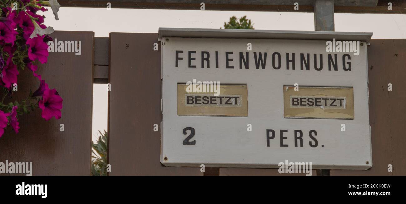 panneau d'information allemand pour les touristes avec inscription appartement de vacances, occopié, 2 personnes Banque D'Images