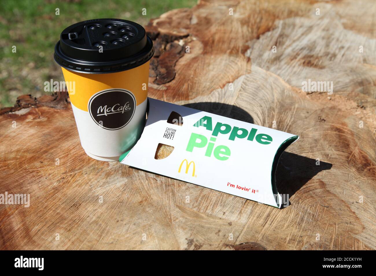 Tasse de café McDonald's Apple Pie et McCafe à l'extérieur, jour ensoleillé, 2020 Banque D'Images