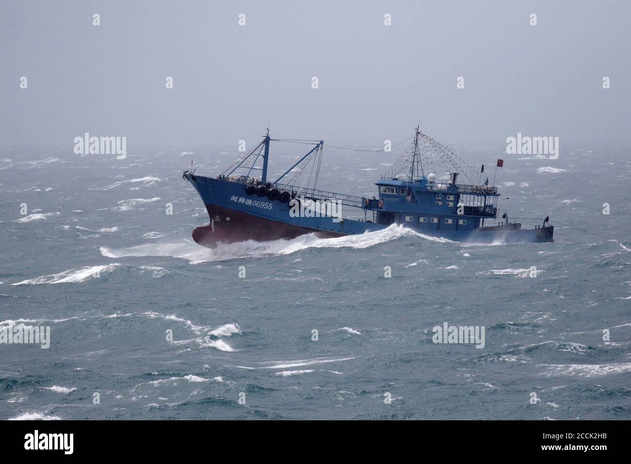 Trawler chinois, mer agitée, détroit de Taïwan, au large de la province de Fujian, Chine 15th septembre 2018 (effets du typhon Mangkhut) Banque D'Images