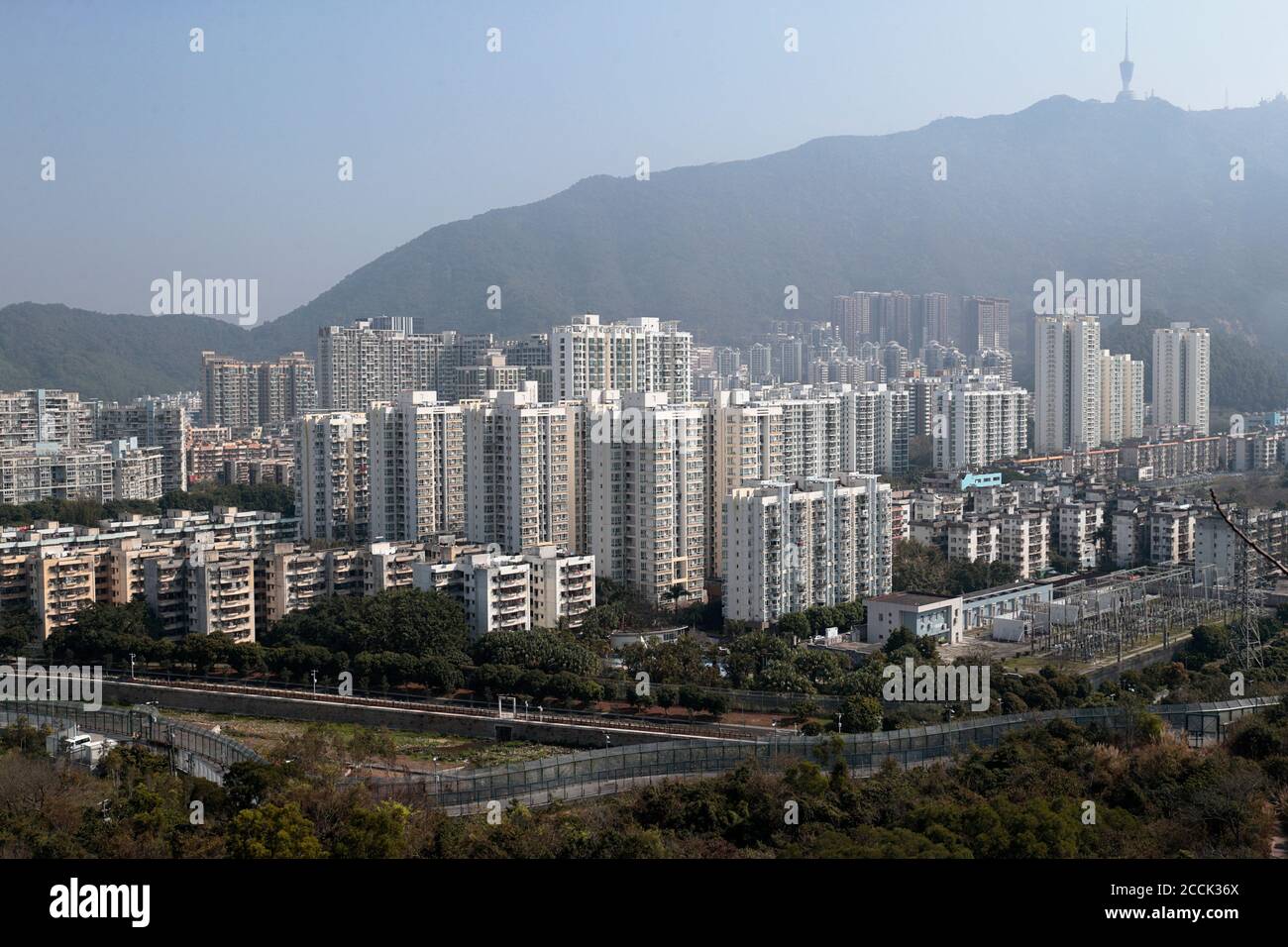 Shenzhen de l'est (Chine continentale), et ng Tung Shan « China Mountain », de Pak Fu Shan, Hong Kong (Fence de sécurité frontalière visible) 28 février 2018 Banque D'Images