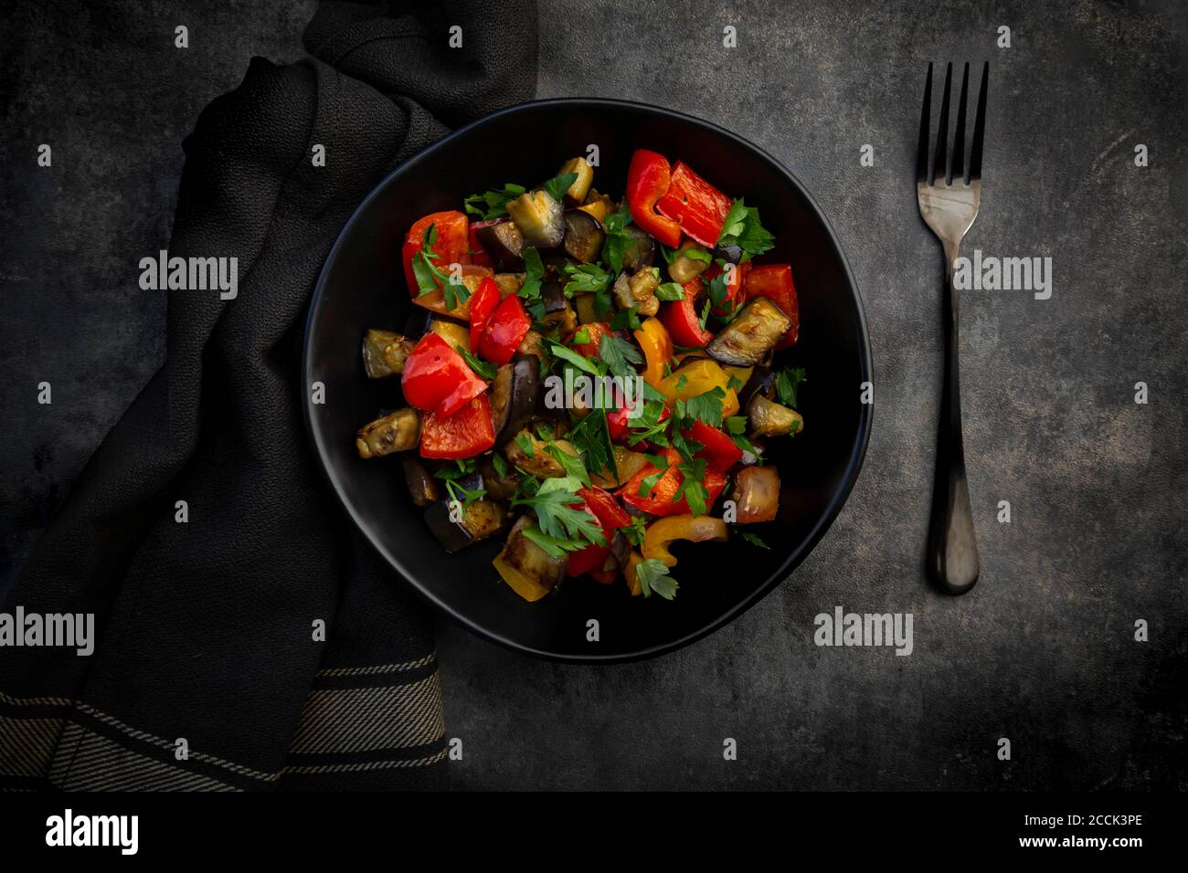 Bol de salade végétalienne sautée avec aubergines, paprika et persil Banque D'Images