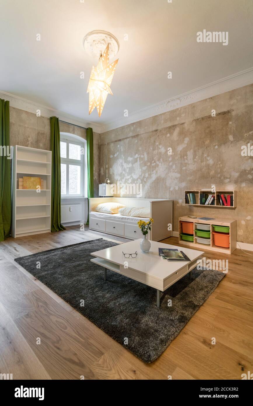 Séjour d'appartement confortable avec murs bruts non décorés Banque D'Images