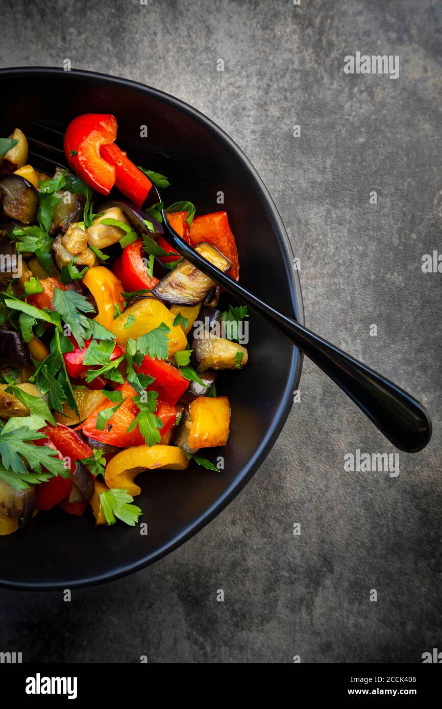 Bol de salade végétalienne sautée avec aubergines, paprika et persil Banque D'Images