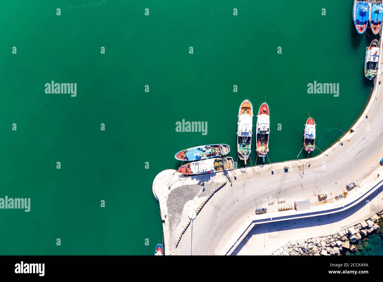 Italie, province de Bari, Molfetta, Drone vue sur les bateaux amarrés dans la marina Banque D'Images