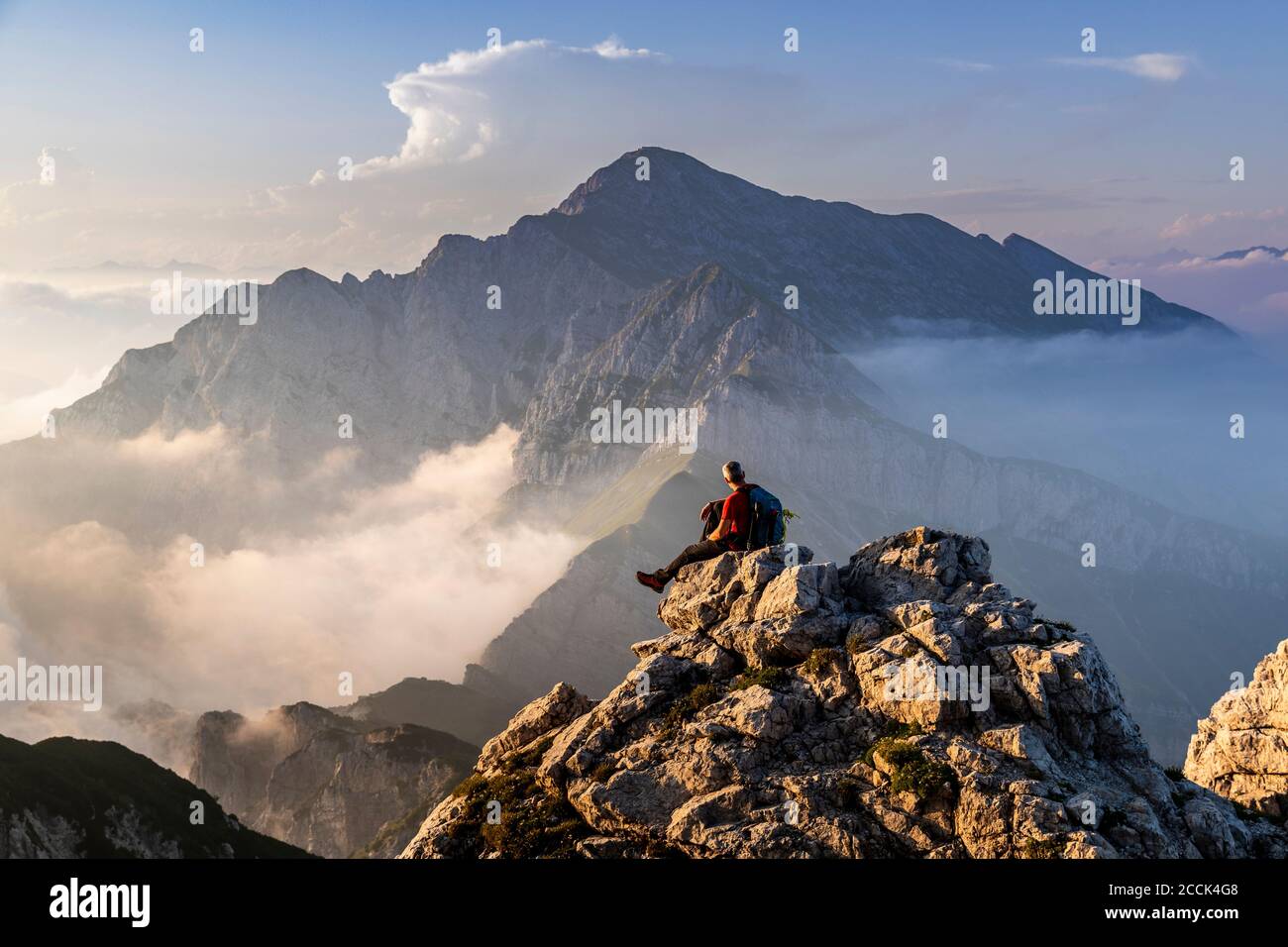 Randonneur assis sur le sommet de la montagne aux Alpes de Bergame, Italie Banque D'Images