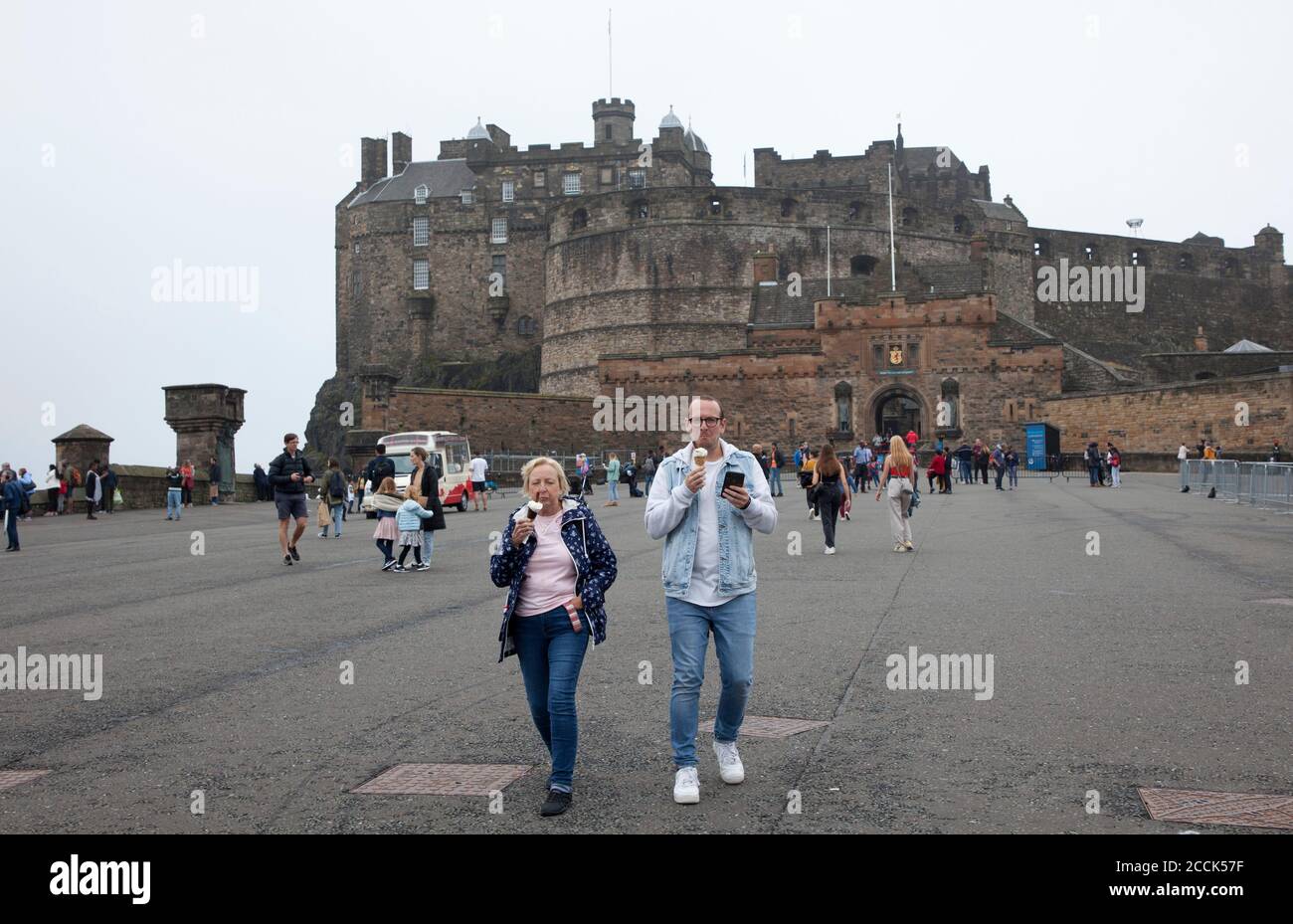 Touristes au château d'Édimbourg, Écosse, Royaume-Uni Banque D'Images