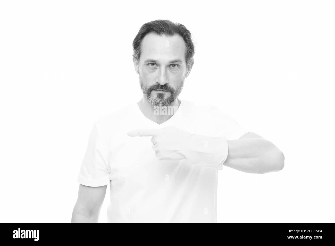 De cette façon. Nettoyant antibactérien. Un homme barbu qui fait le ménage. Employé barbu. Sur le garde de la propreté. Service de nettoyage et service ménager. Homme utiliser des gants. Jour de nettoyage aujourd'hui. Exigences d'hygiène. Banque D'Images