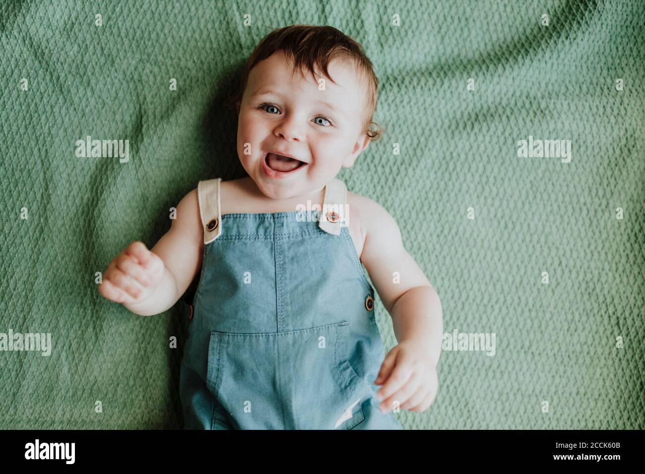 Bebe Qui Rit Banque D Image Et Photos Alamy Bebe Qui Rit Banque D Image Et Photos Alamy