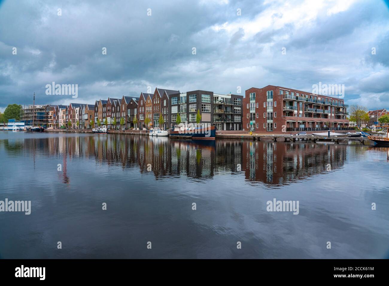 Pays-Bas, Hollande-Nord, Haarlem, Maisons le long du canal de la rivière Spaarne Banque D'Images