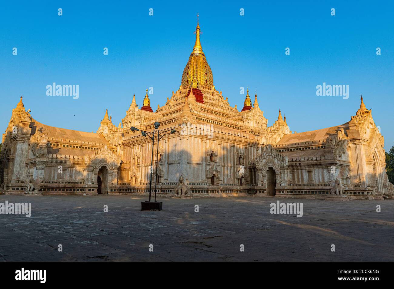 Myanmar, région de Mandalay, Bagan, Temple Ananda à l'aube Banque D'Images