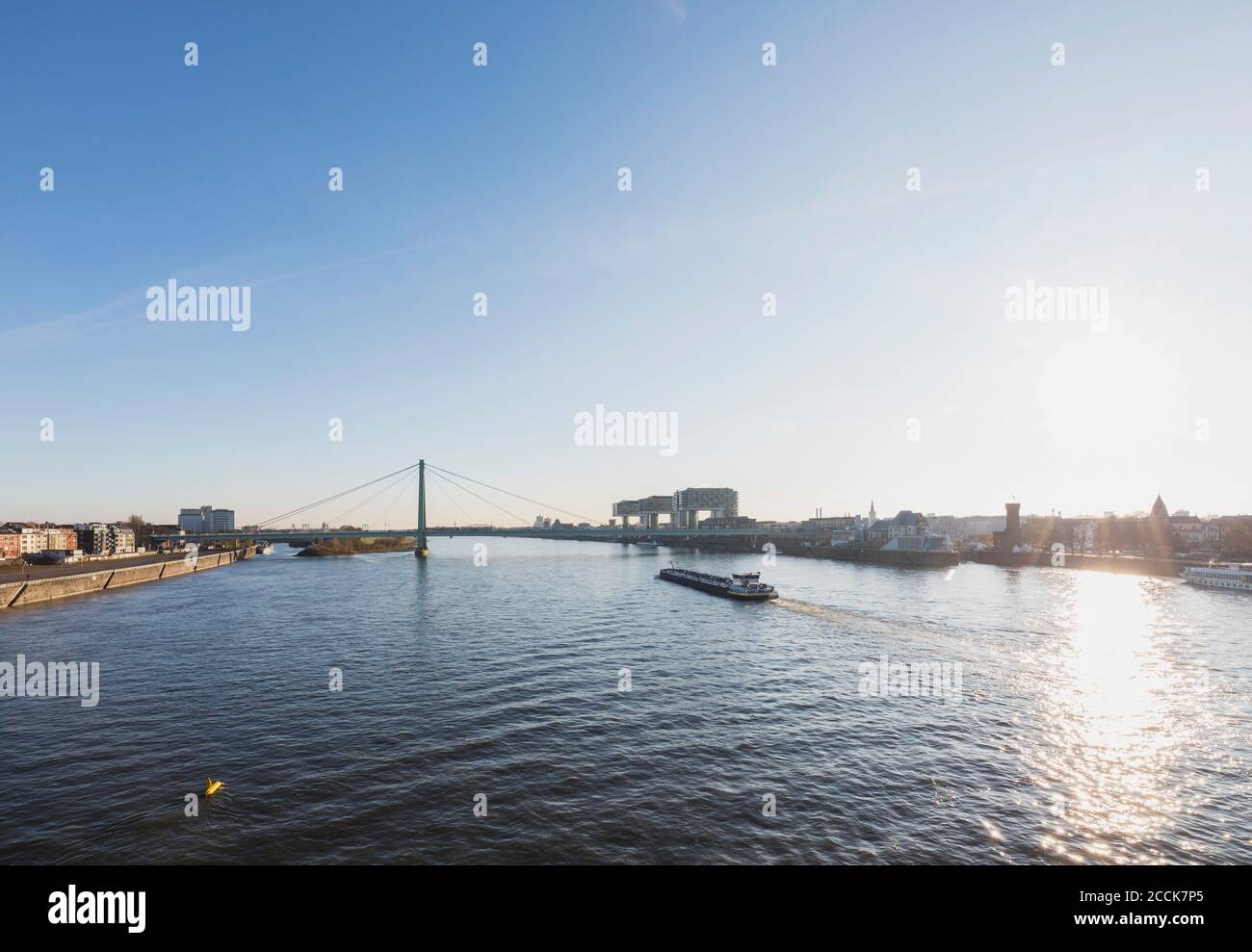 Allemagne, Rhénanie-du-Nord-Westphalie, Cologne, soleil sur le Rhin avec Rheinauhafen et pont Severin en arrière-plan Banque D'Images