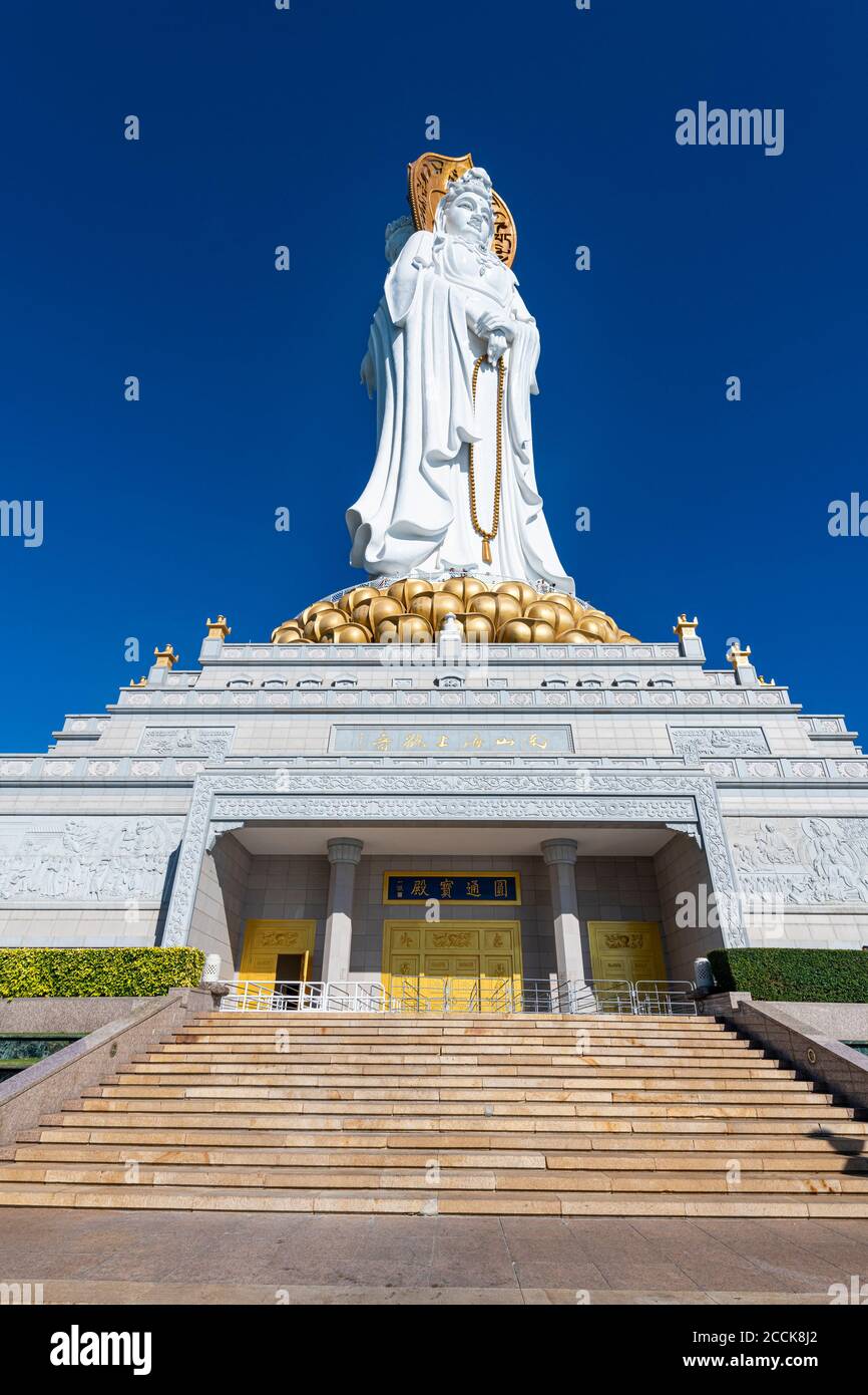 Chine, Hainan, Sanya, entrée du temple de Nanshan et statue géante de Guanyin de Nanshan Banque D'Images