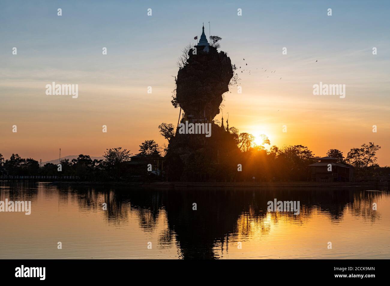 Myanmar, Etat de Kayin, hPa-an, Silhouette IF Kyauk Ka Lat Pagode au coucher du soleil Banque D'Images