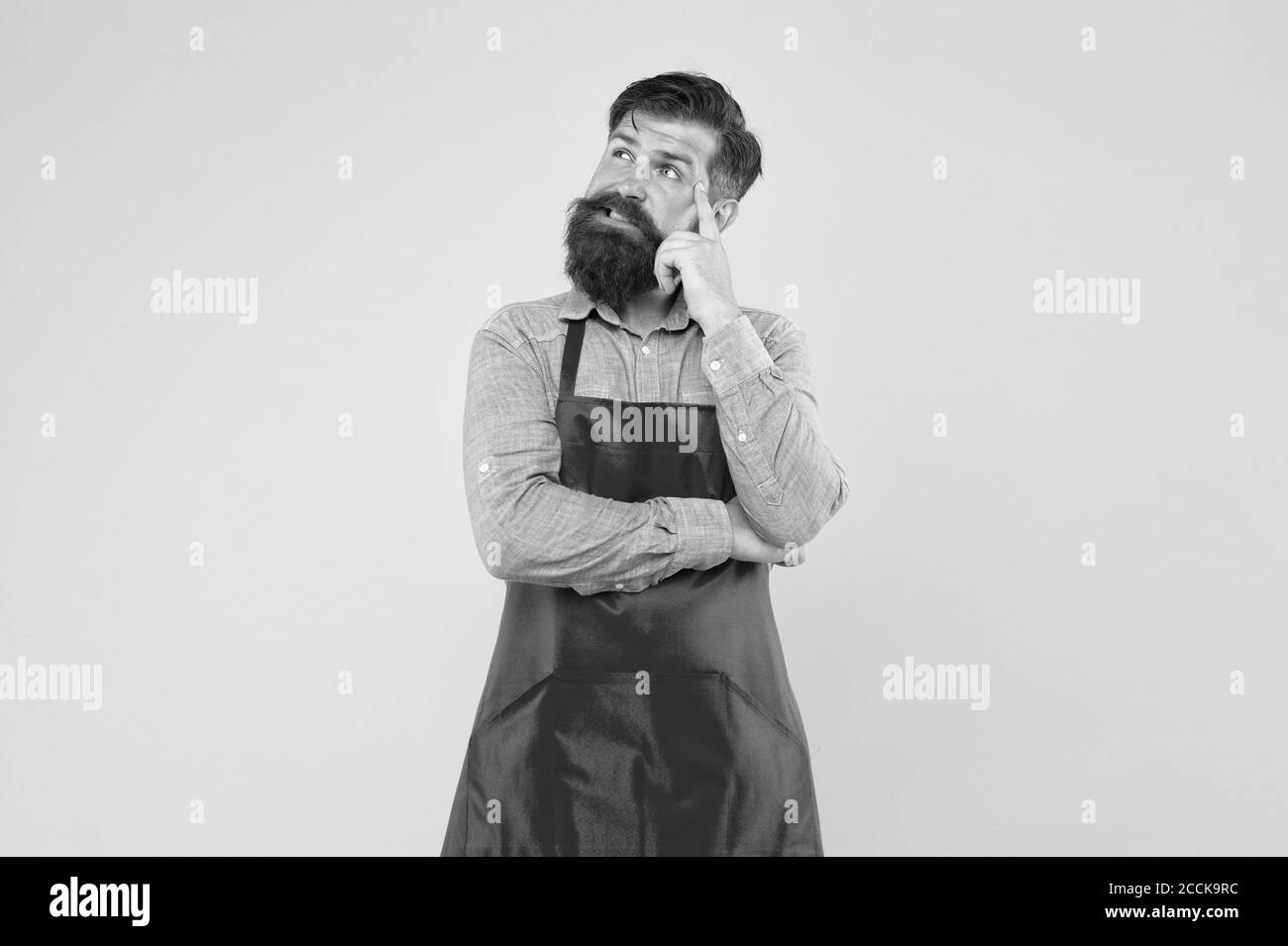 Prenez des décisions saines lorsque vous commandez des aliments au restaurant. Taille basse en tablier en pensant aux recettes. Recettes faciles à cuire. Recettes saines uniques. Planifier les repas hebdomadaires. La cuisson contrôle chaque repas que vous faites. Banque D'Images