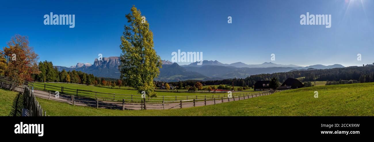 Italie, Ritten, champs verts avec montagnes en arrière-plan Banque D'Images
