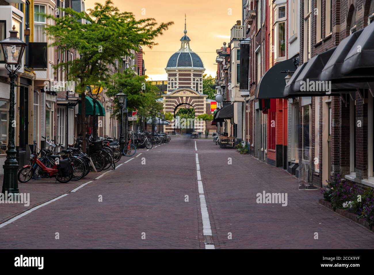 Pays-Bas, pays-Bas du Sud, Leiden, rue vide devant la porte de Morspoort Banque D'Images