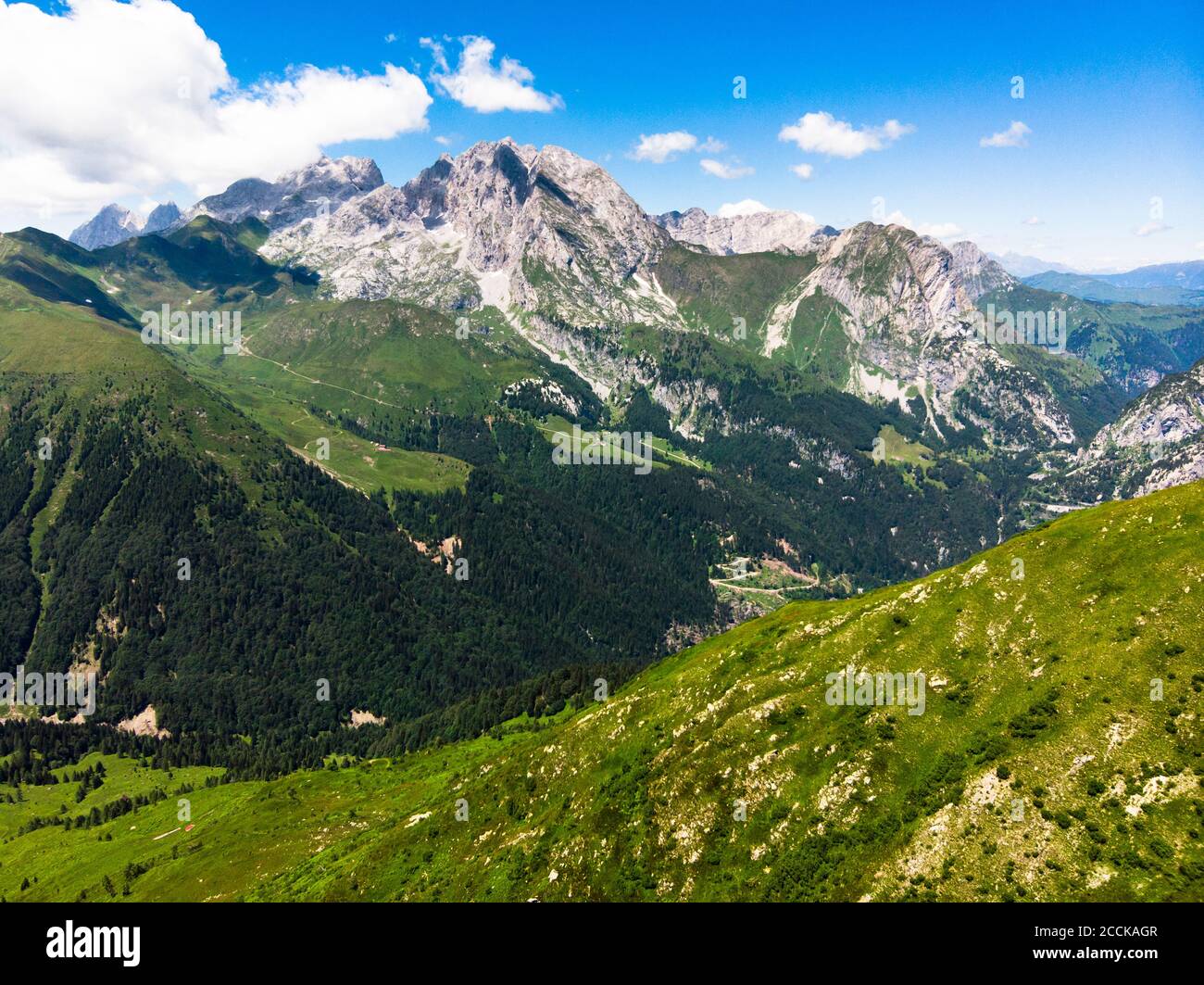 Vue aérienne du col de Plocken, vert et boisé, en été Banque D'Images