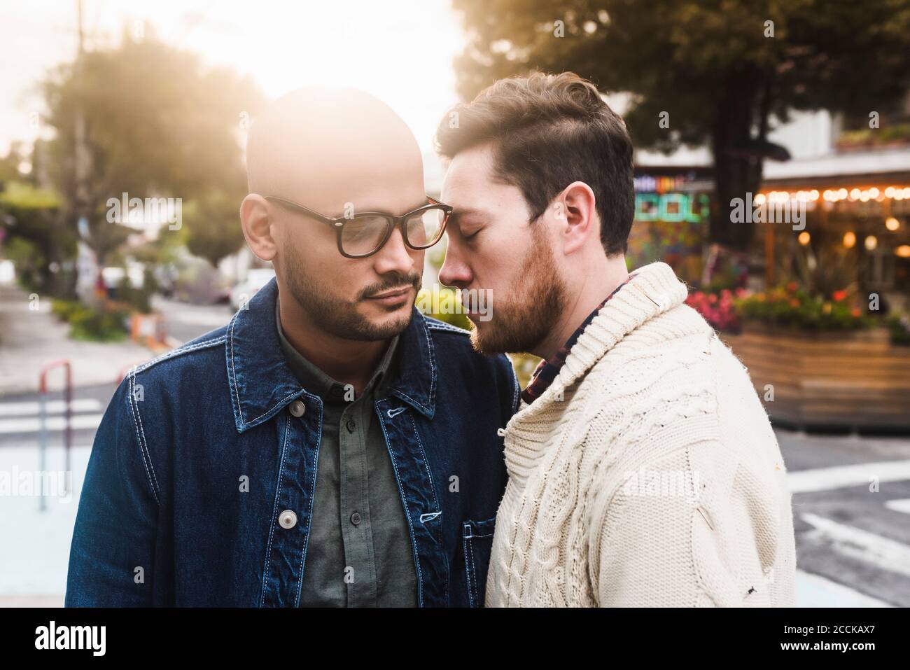 Gros plan sur le romantisme des couples homosexuels en ville Banque D'Images