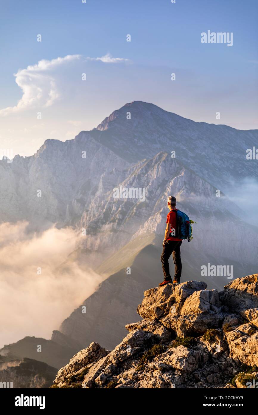 Randonneur debout tout en admirant la vue sur la montagne dans les Alpes de Bergame, Italie Banque D'Images