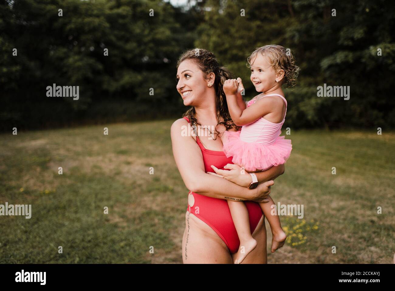 Bonne Mere En Maillot De Bain Portant Une Petite Fille Sur Un Pre Photo Stock Alamy Bonne Mere En Maillot De Bain Portant Une Petite Fille Sur Un Pre Photo Stock Alamy