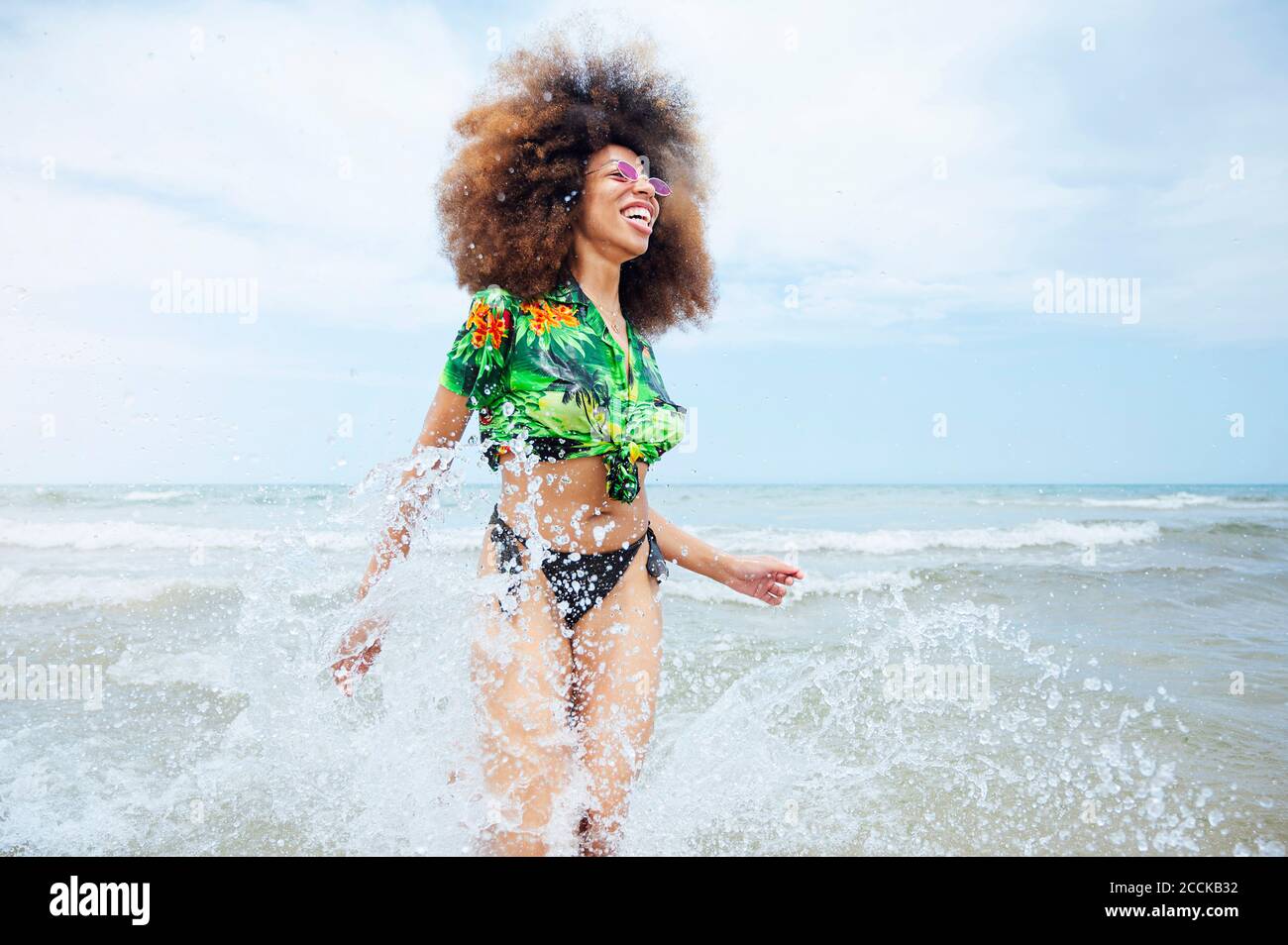 Rire jeune femme à la plage Banque D'Images