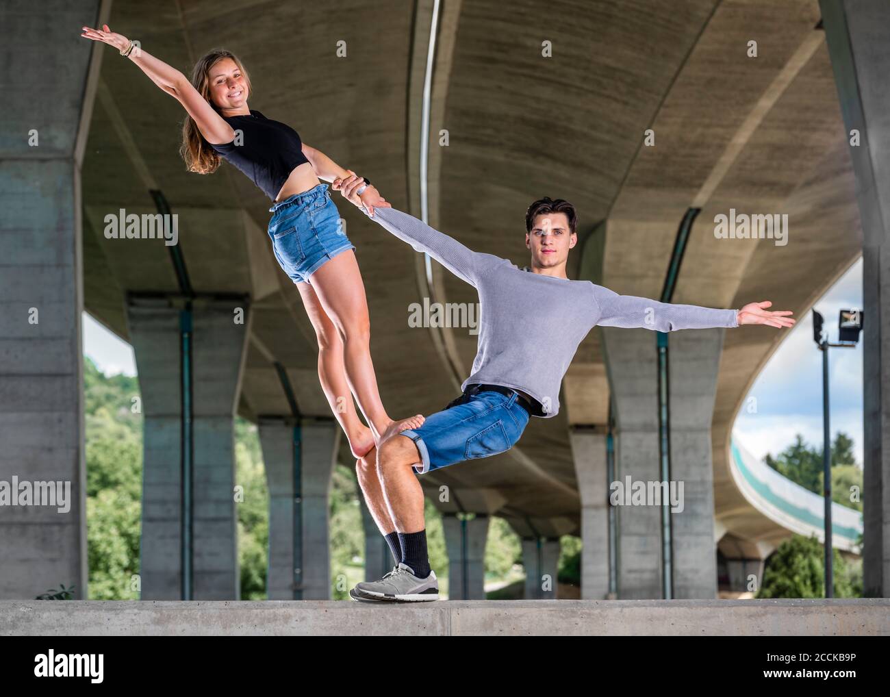 Jeune couple faisant des acrobaties Banque D'Images