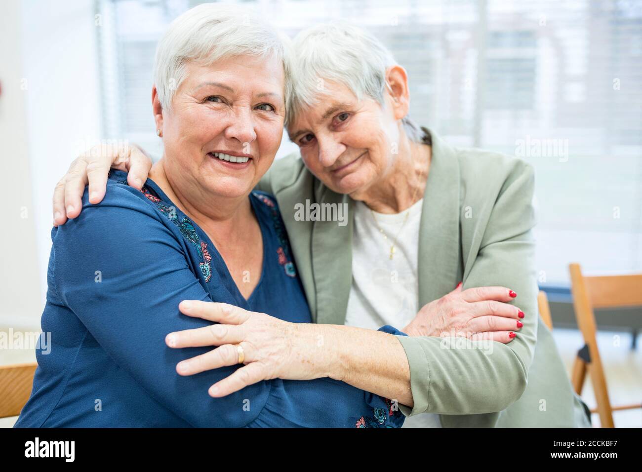 Deux Femmes g es Embrassent Dans Une Maison De Retraite Photo Stock deux-femmes-g-es-embrassent-dans-une-maison-de-retraite-photo-stock