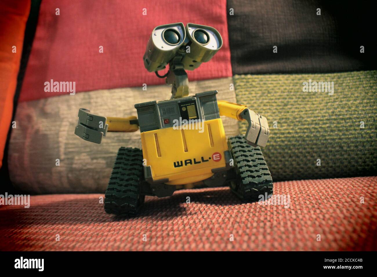 Mur-e sur un arrière-plan de couleur vive Banque D'Images