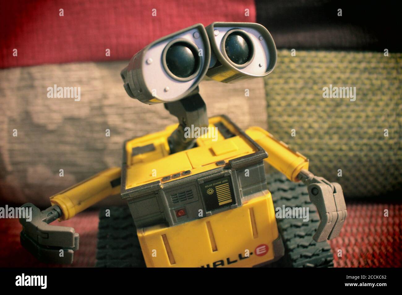 Mur-e sur un arrière-plan de couleur vive Banque D'Images