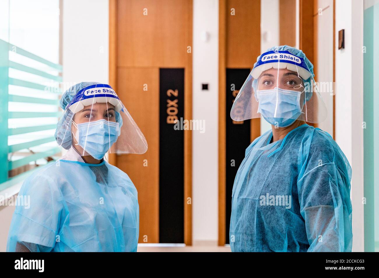 Infirmières dans le couloir de la clinique du dentiste Banque D'Images