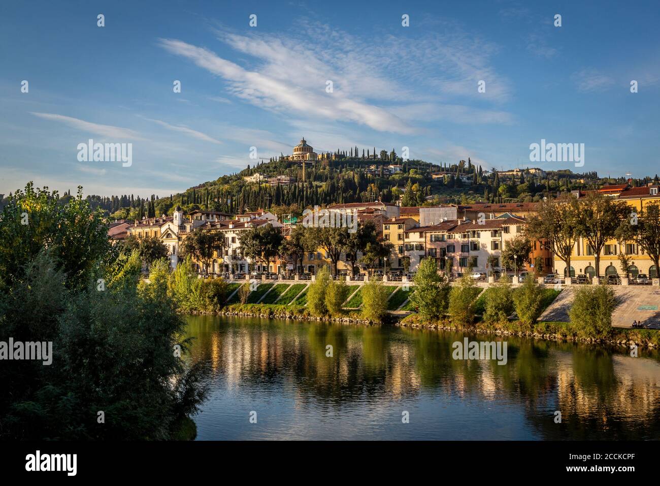 Italie, Vénétie, Vérone, maisons de ville le long de la rivière Adige en été Banque D'Images