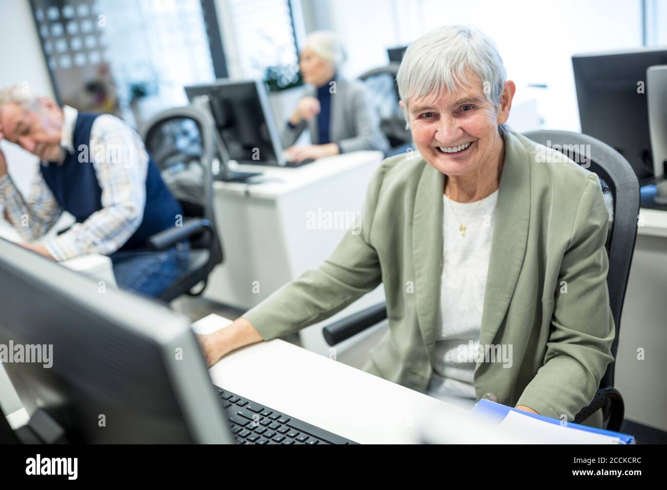Femme pleine d'assurance assistant à un cours d'ordinateur Banque D'Images