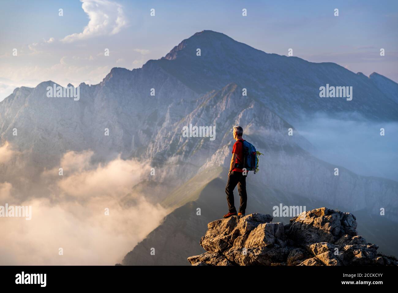 Homme debout au sommet de la montagne aux Alpes de Bergamasque, Italie Banque D'Images