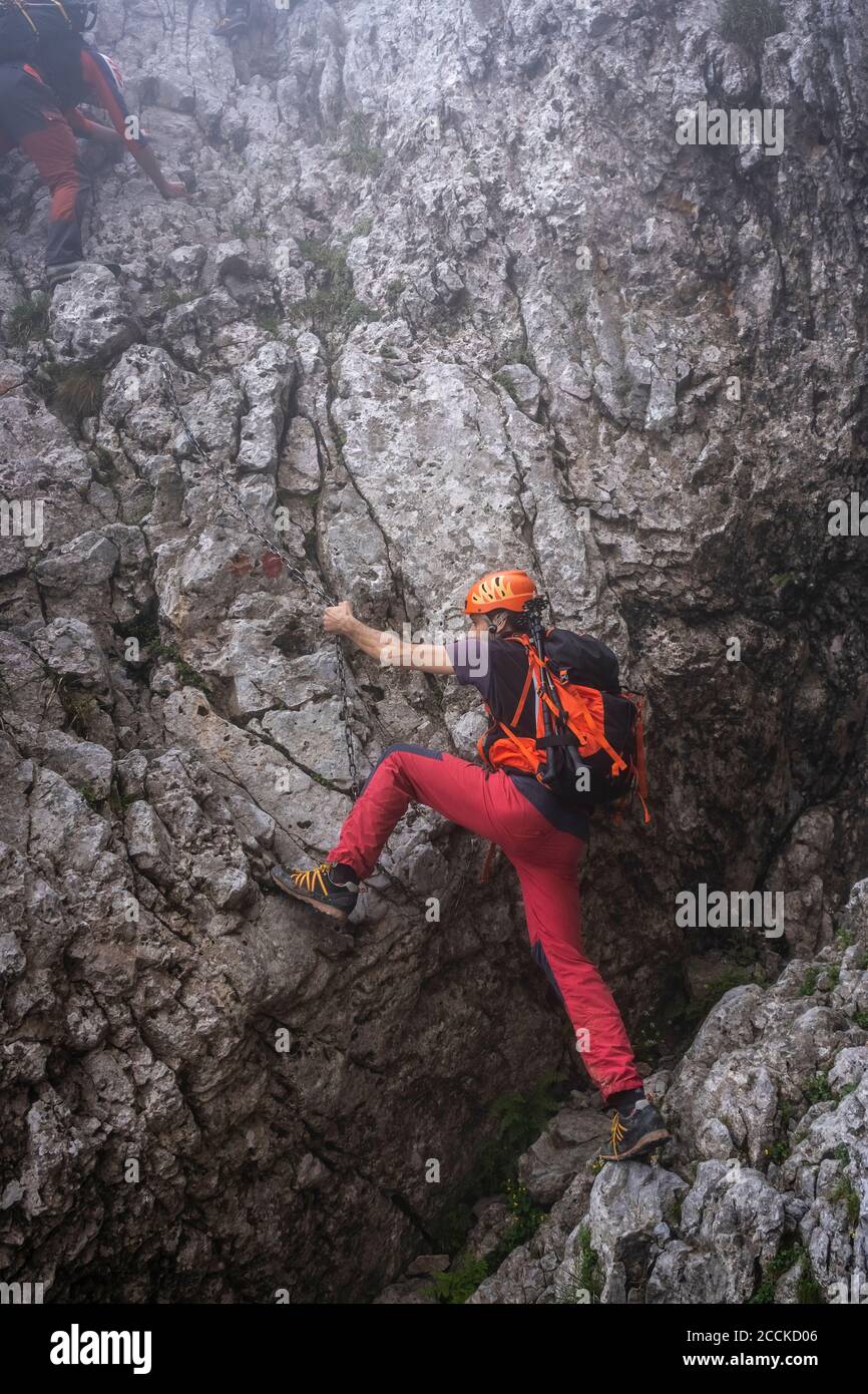 Homme mature avec dos d'escalade sur la montagne, Alpes de Bergame, Italie  Photo Stock - Alamy